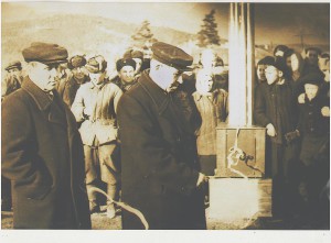 На этом уникальном историческом кадре, в сентябре 1958 года,  первый директор Михаил Филиппович Деревцов, участник ВОВ, разрезает ленту на празднике открытия школы.
